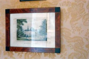 Schloss Ahrensburg: Innenansicht: Kabinett: Detailaufnahme: Wandbespannung, daran Farblithografie in Rahmen, Motiv Das Schloss Wandsbeck: August 1994