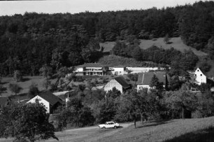 Rheintal: Ort mit Pension und Bauernhäusern