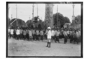 Festumzug : Bangkok. Der Festwagen einer Reismühle im Festumzug