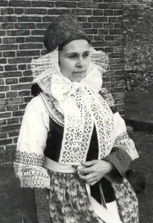 Verheiratete Taufpatin aus Nochten : Kleidung - Truhentracht. Ort: Wochozy / Nochten. Verheiratete Taufpatin um 1900.