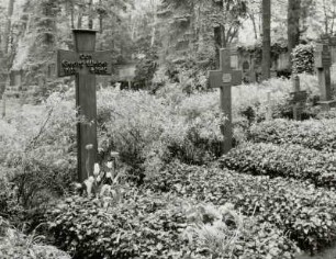Denkmal und Grabkreuze für die Gefallenen des 2. Weltkrieges