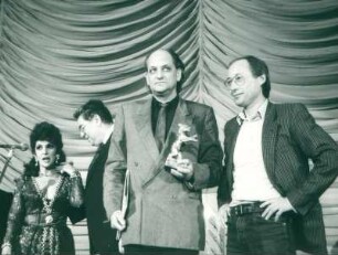 IFF 1986. Preisverleihung Reinhard Hauff, Regie und Stefan Aust. Goldener Bär.