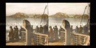 Blick vom Schiffsdeck mit Passagieren auf Spitzbergen