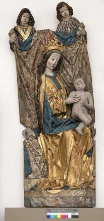 Skulptur: Maria mit Jesuskind und zwei Assistenzengeln