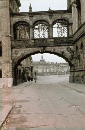Dresden. Residenzschloss, Übergang zum Taschenbergpalais : Dresden. Übergang vom Residenzschloss zum Taschenbergpalais. Blick von der Schloßstraße