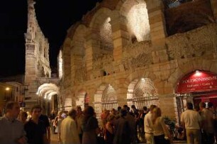 Verona - Opernaufführung in der Arena : Während einer Aufführungspause vor der Arena von Verona, aufgenommen 2007