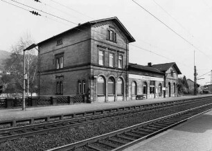 Bahnhofsempfangsgebäude (Massivbau); Zwingenberg, Bahnhofstraße 25