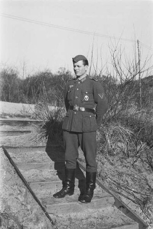 Zweiter Weltkrieg. Niederlande unter deutscher Besatzung. Angehöriger der deutschen Wehrmacht in Dünen an der Nordsee (wohl bei Den Haag)