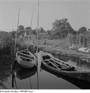 Dorf Körkwitz. Fischerboote am Kanal zum Bodden