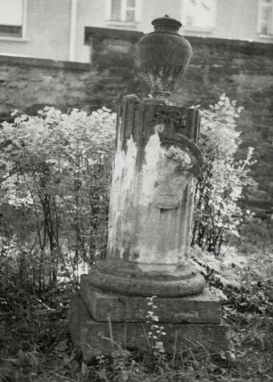 Grabmal eines Unbekannten : Grabmal eines Unbekannten, Sandstein, um 1800, Lößnitz (Kreis Aue), Friedhof