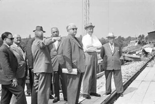 Neuenburg: Gruppe mit Minister Seebohm auf Eisenbahnbrücke