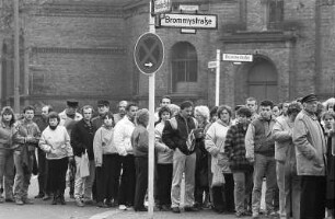 Ost-Berliner stehen nach Besuchsgeld bei der Sparkasse an
