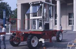 Fotografie: Systemtraktor, Geräteträger, Gartenbautechnik-Freiland
