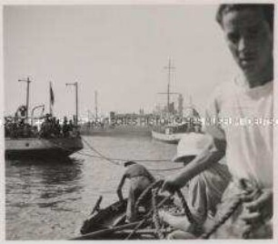 Wehrmachtssoldaten, Italiener landen im Hafen von Chania.