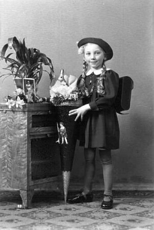 Roßwein. Schulanfängerin der Familie Reich, Ostern 1937