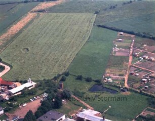 Hamburger Straße: Luftbild: in der Bildmitte Feld, rechts Schrebergärten, am unteren Bildrand Meiereigenossenschaft Reinfeld