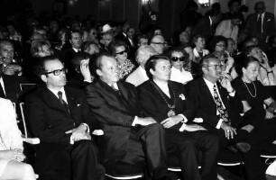 22. Tagung 1972 Mediziner; Eröffnung, Sitzreihen: 1. Reihe nah: H. Keßler, Willy Brandt, Oberbürgermeister Steurer, Ph. Held, [Frau Held ?]