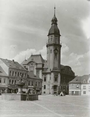 Markt mit Marktbrunnen und Rathaus