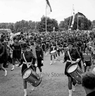 Ahrensburger Schützengilde: Schützenfest und Kreisverbandsfest: Umzug: dänische Mädchengarde "Haderslev Pigegarde"
