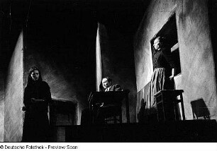 Szenenbilder aus dem Stück "Die Gewehre der Frau Carrar" von Bertolt Brecht am Hebbel-Theater Berlin