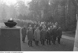 Kranzniederlegung an der Gedenkstätte für die Opfer des anglo-amerikanischen Luftangriffes auf Dresden am 13.-14. Februar 1945