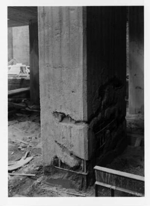 Industrie-Kraftwerk. Schaden an einem Betonpfeiler : Lauta (Niederlausitz). Industrie-Kraftwerk. Schaden an einem Betonpfeiler