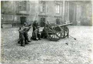 Revolutionäre mit Geschütz im Schlosshof