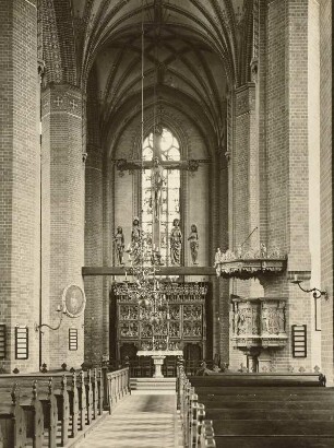 Güstrow. Pfarrkirche St. Marien (1301/1333, 1503/1508 Wiederaufbau nach Brand, 1880/1883 Umbau und Restaurierung). Kirchenineres. Blick zum Altar