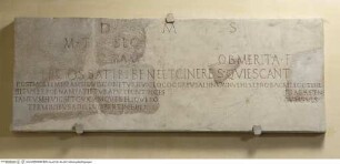 Fragmente einer Tafel mit Grabinschrift "D(is) M(anibus) S(acrum)...// ...OSSA TIBI BENE ..."