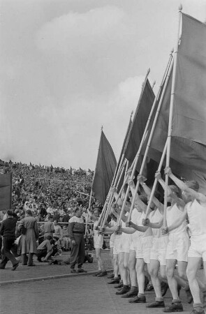 Sportlerparade im Walter-Ulbricht-Stadion : Fahnenträger im Paradezug beim Marsch im Stadion