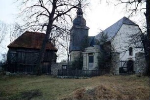 Gesamtansicht der Kirche mit Turm, Glockenhaus, Kriegerdenkmal