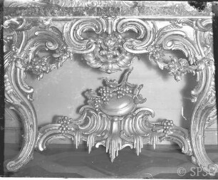 Potsdam, Neues Palais, Wohnung FRiedrich II., Blaue Kammer, R.:179, Ostwand: Konsoltisch unter dem Spiegel.