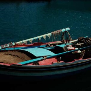 Skopelos. Boot mit Oktopussen, die getrocknet werden
