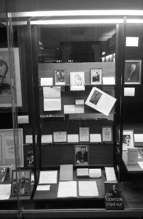 Freiburg: Reinhold Schneider-Dokumentation, im Schaufenster der Buchhandlung Herder