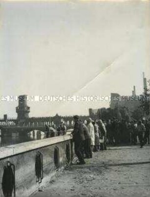 West-Berliner am Spreeufer nahe Oberbaumbrücke in Gedenken an Maueropfer
