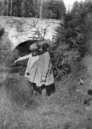 Zwei Kinder an der Tiefenbachbrücke