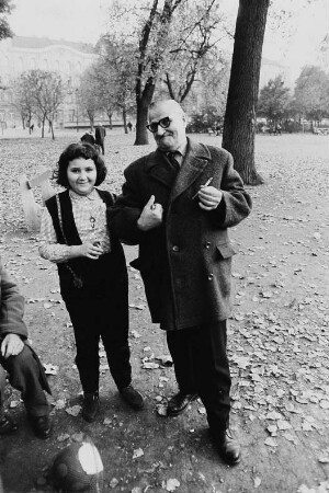 Mädchen und alter Mann in einem Park