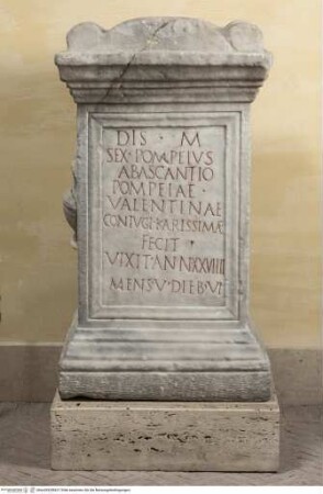 Ara mit Grabinschrift "DIS M(anibus // SEX(tus) POMPEIVS..."