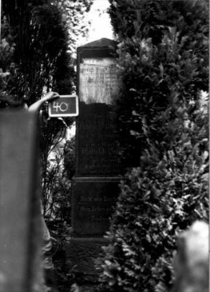 Grabstein 40 (Index: 100110017) Material: Granit Zustand: gut Maße HxBxT: 210x58x31 cm Beschreibung: Obelisk, getreppter Sockel Steinmetz: H. Ostberg Besonderheit: kulturhistorisch wertvoll / hist.-wiss. Gründe; - Doppelgrab für Eheleute: Grabstein 40