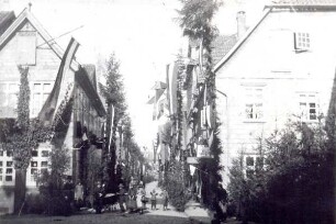Blick vom Hornschen Tor in die Lange Straße. Detmold. Hornsches Tor. Fahnenschmuck anläßlich des Besuchs Kaiser Wilhelm II.