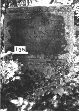 Grabstein 185 (Index: 100082070) Material: Klakstein Zustand: leicht verwittert Maße HxBxT: 125x125x37 cm Beschreibung: Stele, breit, Sockel getreppt, erhöhter obeliskenartiger Abschluß Symbolik: Blüte, Zweige: Grabstein 185