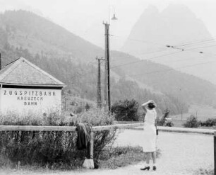Talstation Kreuzeckbahn : Junge Frau an der Talstation der Kreuzeck-Bahn (Zugspitzbahn)