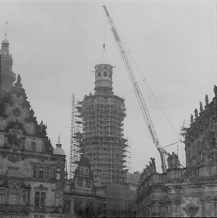 Dresden-Altstadt. Blick auf eingerüsteten Hausmannsturm. während Aufsetzen der Laterne mit Mobildrehkran