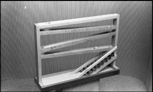 Freiburg: Holzspielzeug, Kugelbahn mit Glockenspiel