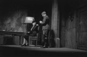 Szenenbilder aus dem Stück "Die Sonnenbrucks" von Leon Kruczkowski am Deutschen Theater Berlin
