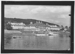 Pillnitz. Schloss Pillnitz mit Elbe und Dampfer