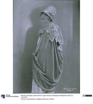 Maria West in Cape mit Hut von Regina Friedlaender