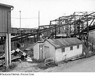 Löbau. Kohletransportbahn (Industrieseilbahn) zwischen Bahnhof und ehemaliger Färberei Römer AG. Stahlkonstruktion der Seilbahn. Straßenansicht. Blick über ein Gebäude gegen Plattform