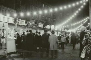 Dresden. Striezelmarkt bei Nacht. In der Weißen Gasse