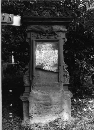 Grabstein 71 [Hahn S. 91 Grab-Nr. 68]